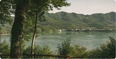 Вид на озеро Абрау и горы